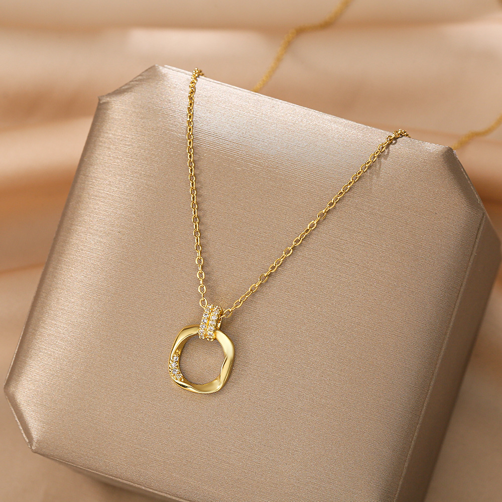 Titanium steel necklace for women, geometric diamond-encrusted double ring pendant, personalized design, rectangular collarbone chain, niche and fresh accessory full figure