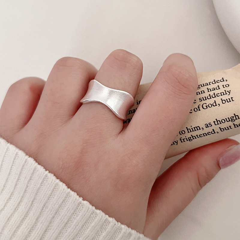 Wide matte texture exaggerated ring for women, Korean style, fashionable and niche matte irregular ring, a ring for Internet celebrities and bloggers full figure