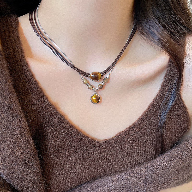 This autumn and winter vintage tiger's eye necklace is a versatile and elegant sweater chain with a high-end look. It's the same style as the popular collarbone chain necklace details Picture