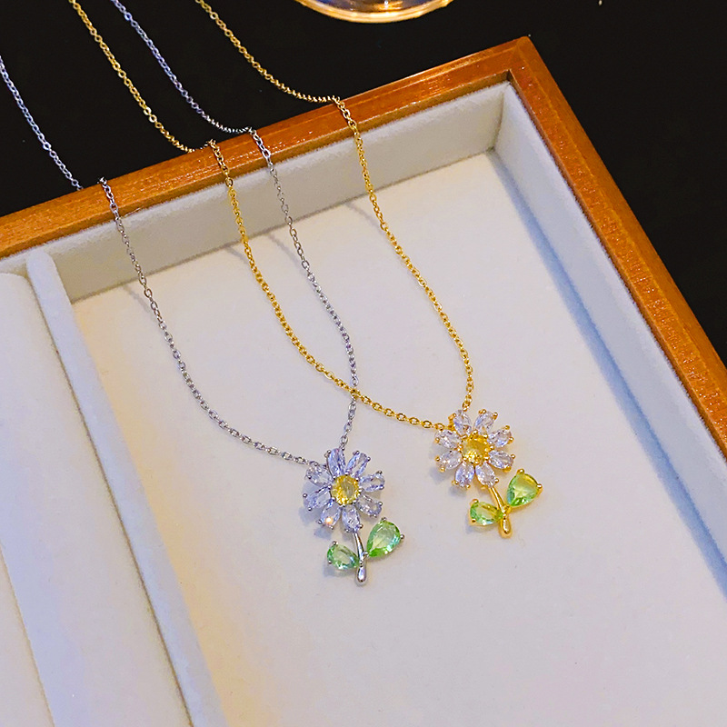 A genuine gold electroplated crystal zircon sunflower necklace with a unique design sense for women, a light luxury collarbone chain, and a versatile titanium steel accessory full figure