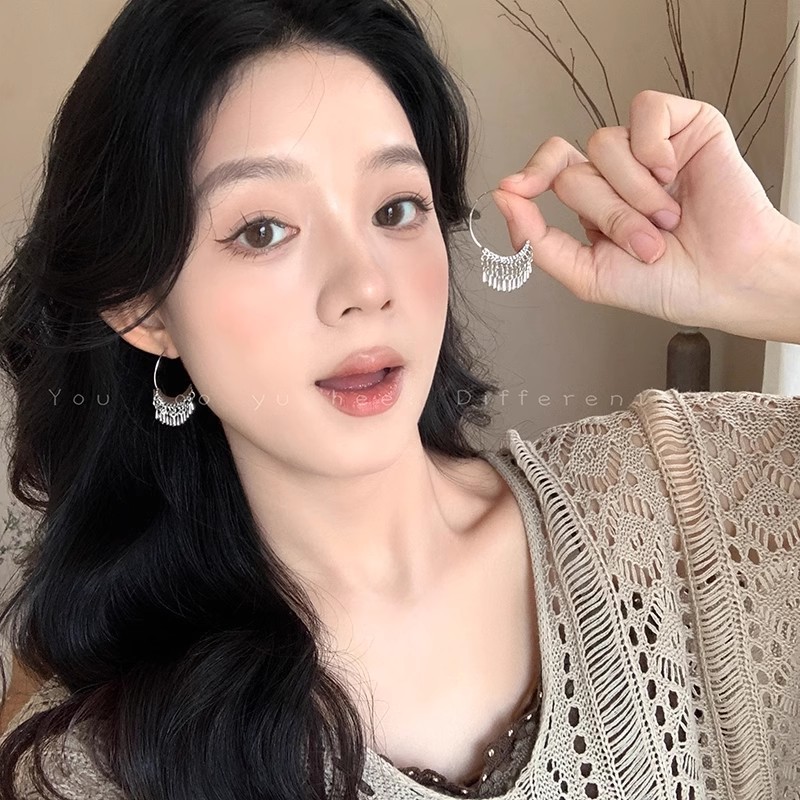 Ethnic-style fan-shaped tassel earrings with a retro charm and a high-end feel, Bohemian stud earrings with a light luxury and niche design full figure