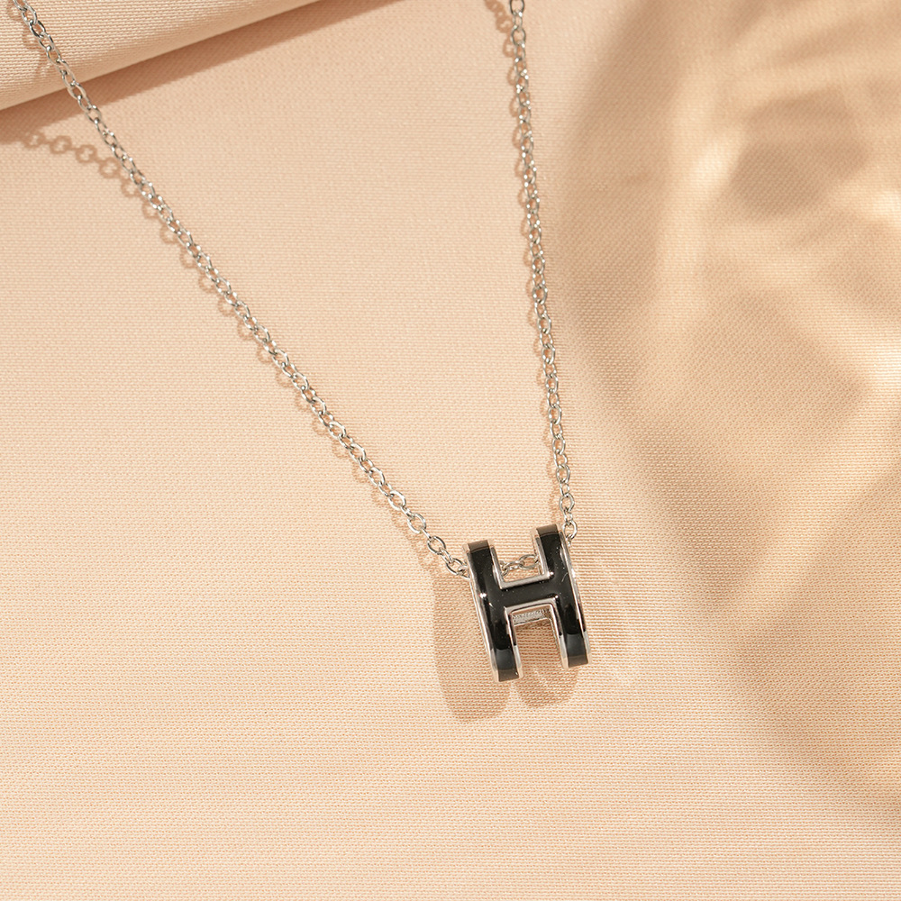 Korean-style H-letter titanium steel necklace for women, a fashionable and niche oil-dripping collarbone chain, a unique and light luxury sweet-scented accessory Specification drawing