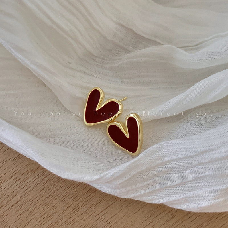 French-style glazed red heart-shaped earrings, a trendy, niche and high-end look for women in Hong Kong. Wholesale of vintage design earrings full figure