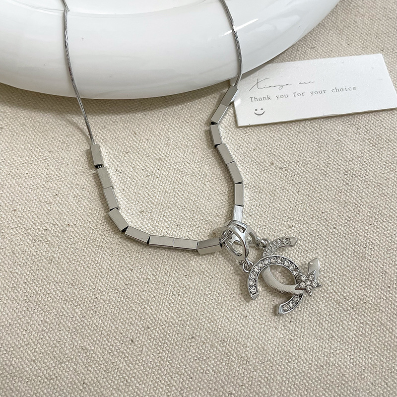 Little Xiangfeng! C-shaped zircon sweater necklace, a light luxury and niche design for women, a high-end hoodie chain, autumn and winter accessories full figure