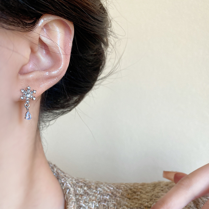 Winter Zircon snowflake stud earrings, a fashionable, exquisite and high-end accessory with a simple and individual style, are popular online celebrity bestsellers Application Scenario