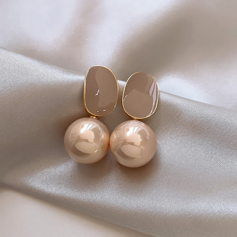 Pearl stud earrings, a niche design with a light luxury and high-end feel, are a new bestseller in 2025. Trendy and stylish earrings and pendants for women full figure