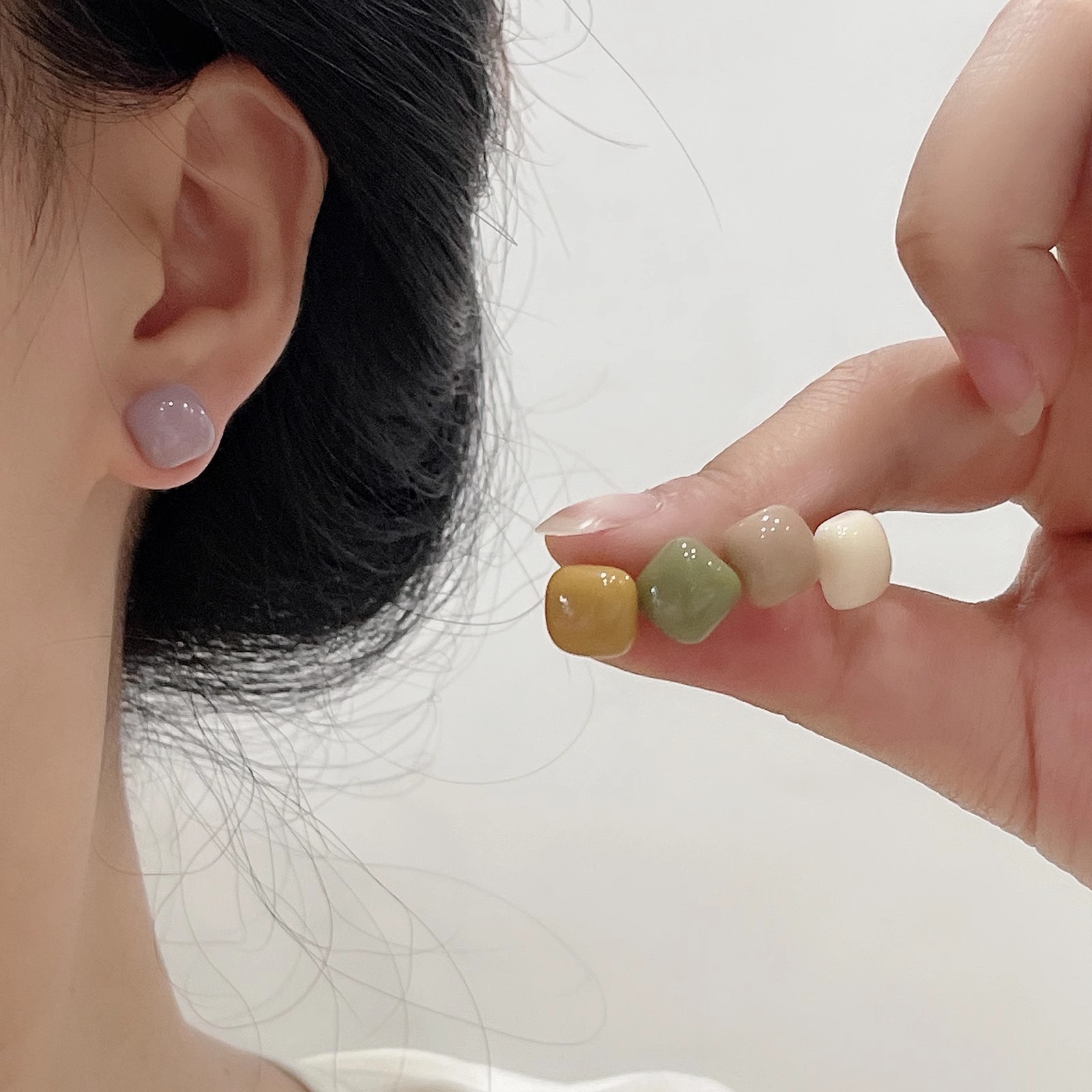 Xiaofangtang simple stud earrings, a niche design, retro ins earrings, a new 2025 style of small, versatile and elegant earrings full figure