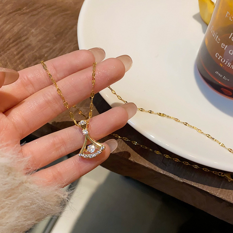 The new Korean version skirt hem fan-shaped dynamic necklace, the elegant pendant with a beating heart, and the versatile and trendy collarbone chain full figure
