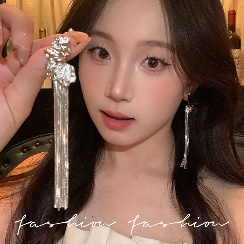 European and American retro light luxury style long tassel earrings, unique and niche design for women, exaggerated and individual earrings and earrings full figure