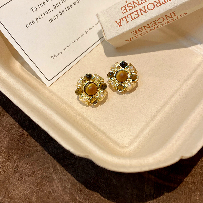 French retro tiger's eye stud earrings for women, high-end, light luxury and elegant earrings. Wholesale of Maillard's niche internet-famous earrings Specification drawing