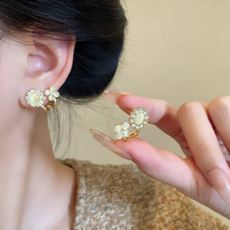 Light luxury, niche and high-end cat's eye stone flower earrings, Korean style exquisite zircon stud earrings, the same style of earrings as Internet celebrities details Picture