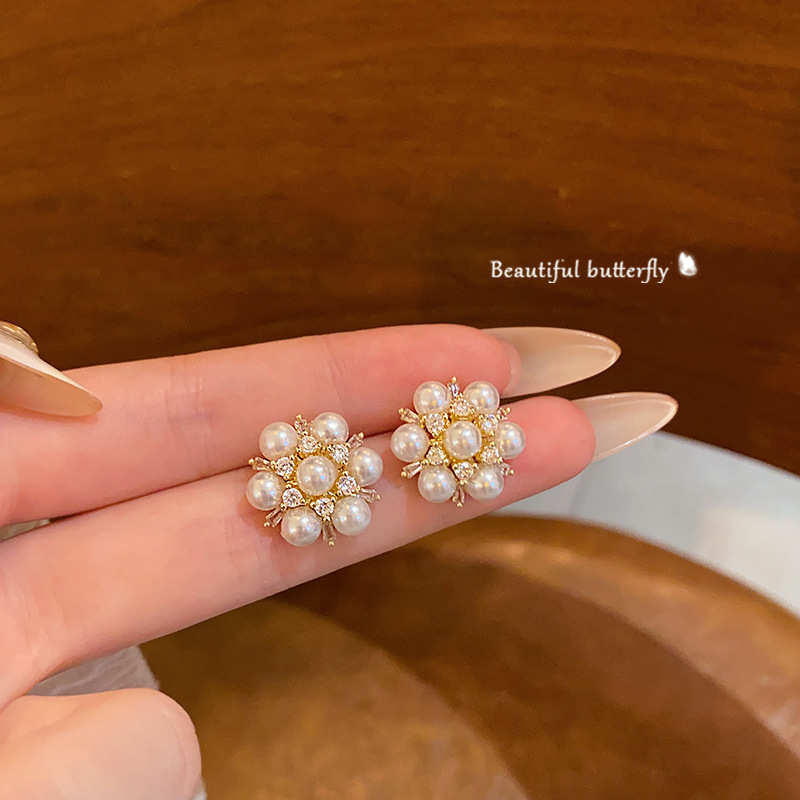 Exquisite zircon pearl flower stud earrings for women, light luxury, niche, sweet and simple earrings, a stylish and trendy trendy earpiece full figure