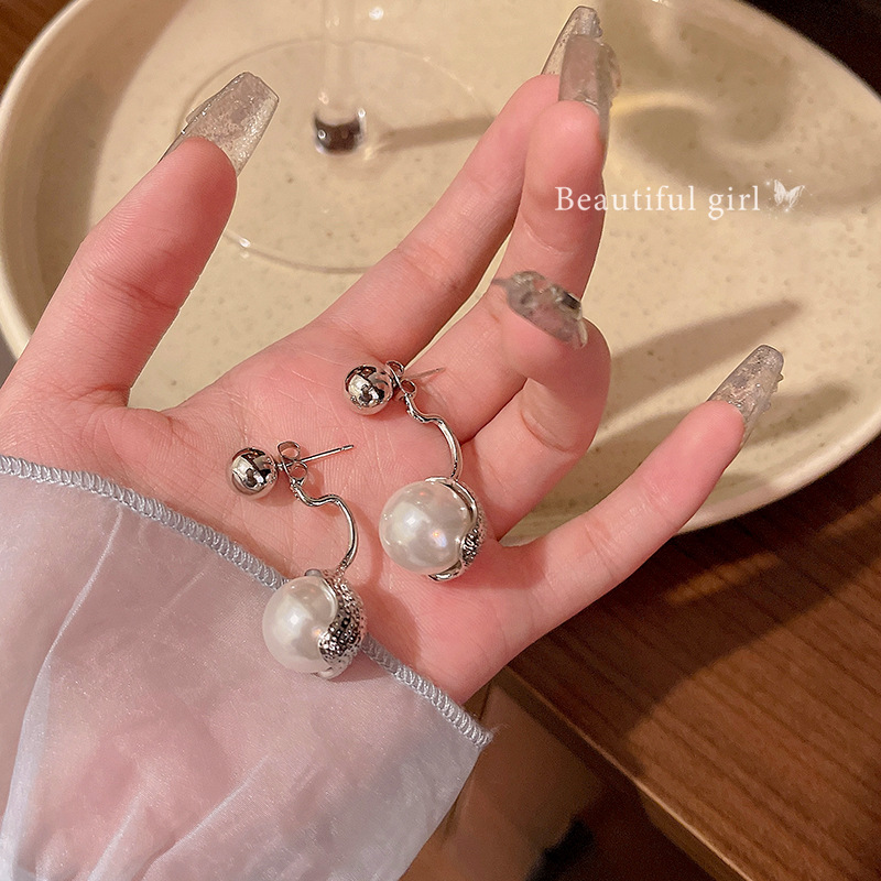 This is a new 2024 women's fringed pearl earring with a touch of light luxury and sophistication. It features a double-ear stud and is a trendy and popular ear accessory full figure