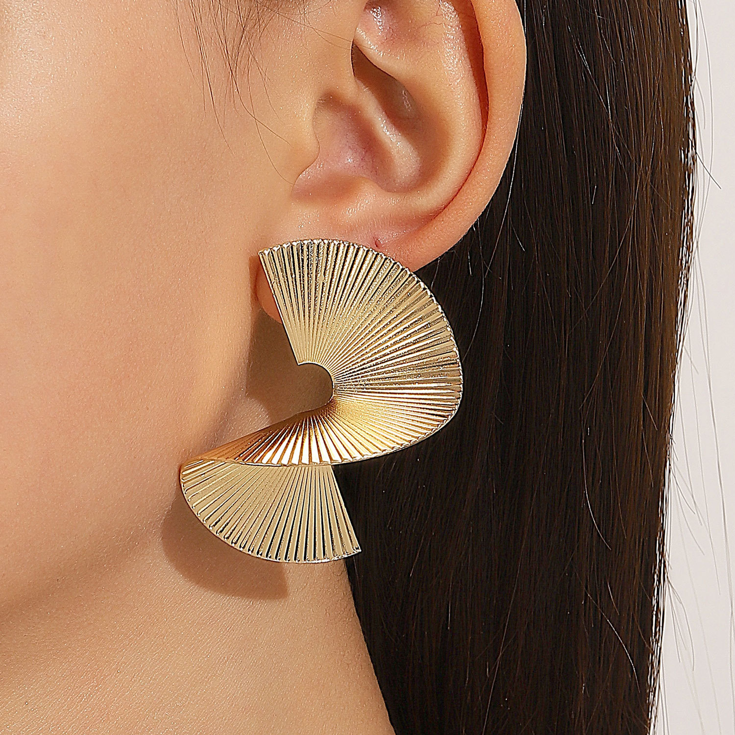 European and American ins style exaggerated irregular stud earrings, female personality and temperament fan-shaped sequin earrings, cross-border fashion earrings full figure