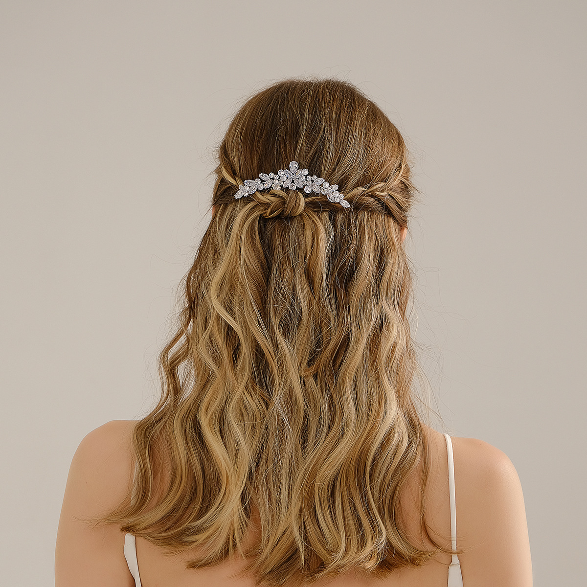 The bride's headwear and comb are niche wedding dress and dress accessories for women. They are versatile and high-end in Instagram. Zircon flower hair comb Specification drawing