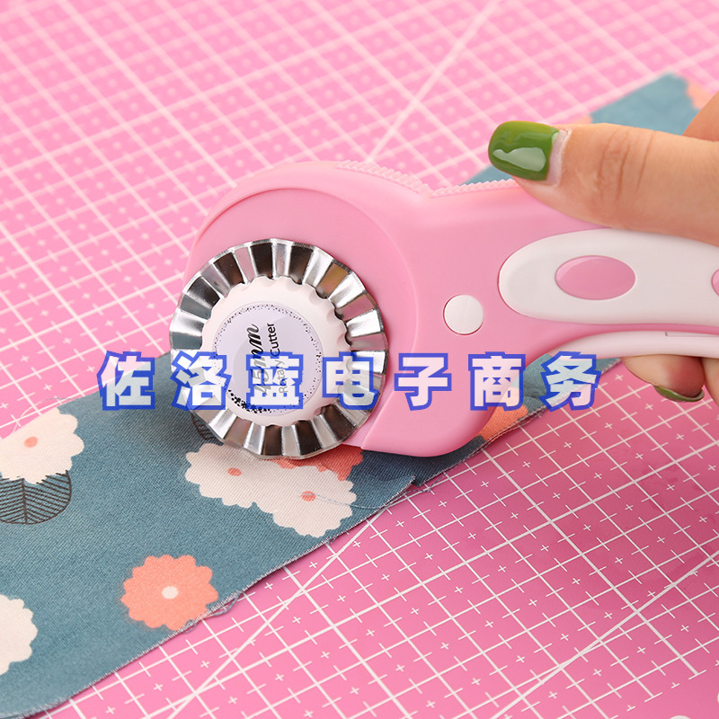 Youdaoplaceholder0 sawtooth blade, dotted line knife, fabric cutting blade, wheel knife, handle accessory, 45mm blade, fabric cutting circular knife Application Scenario