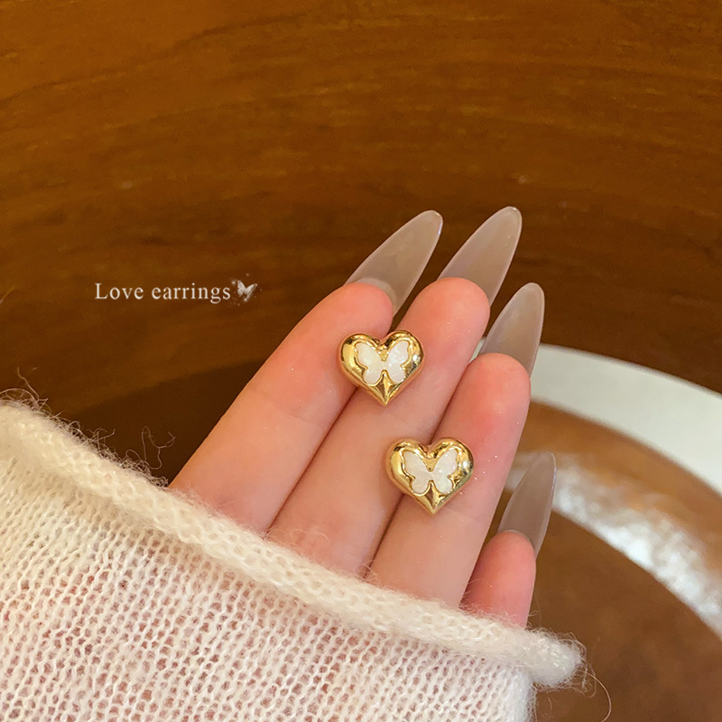 Three-dimensional heart-shaped butterfly shell stud earrings for women, fashionable and individual design sense, cross-border bestsellers from Europe and America, elegant earrings full figure