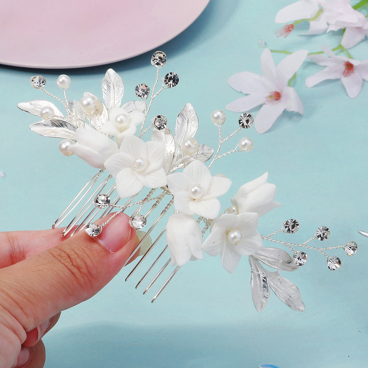 A beautiful and fresh wedding bride's hair bun and comb, handcrafted soft clay flower hairpin, ethnic style Xiuhe bride's headwear Application Scenario