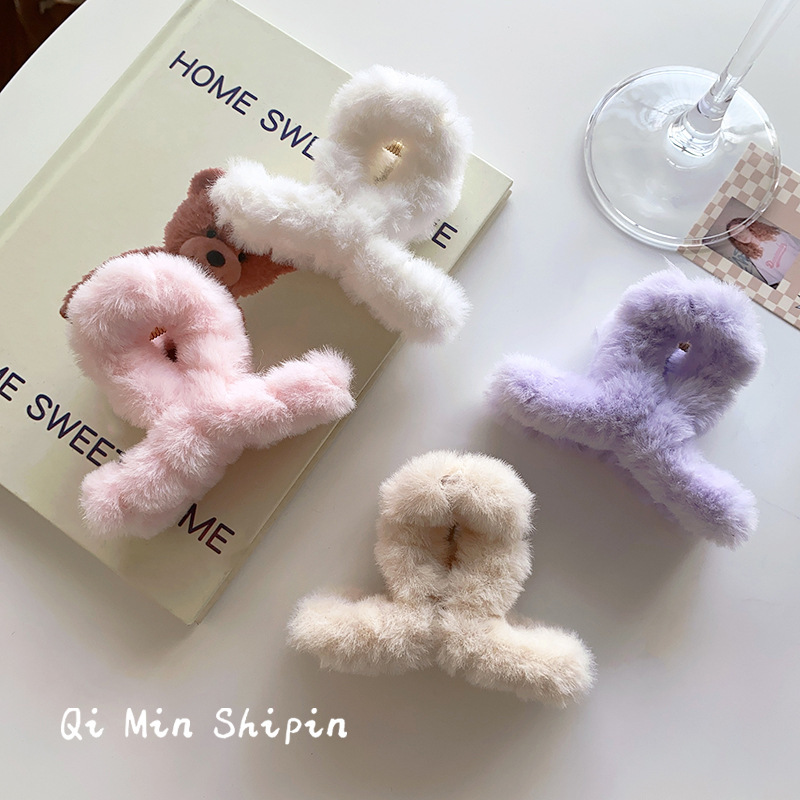 This autumn and winter collection features a fluffy and warm, candy-colored hair clip that is versatile and cute. It is a shark clip hair accessory for women at the back of the head full figure
