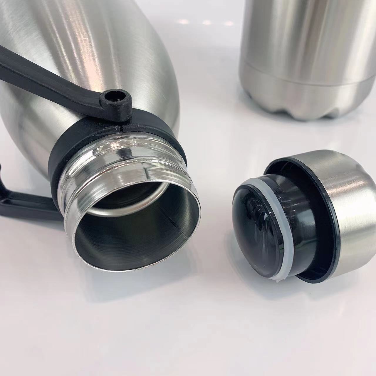 Stainless steel cola bottle, insulated cup, vacuum sports water cup, boys' and girls' cups, gift insulated cold water cup Application Scenario