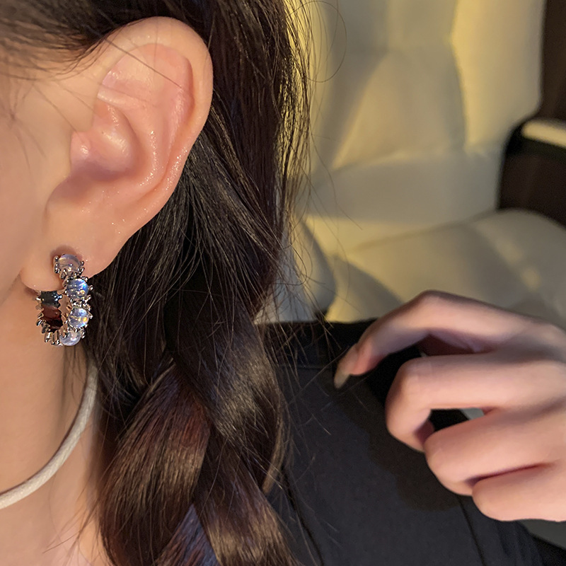 Light luxury cat's eye stone C-shaped circle earrings, women's Instagram cold style, individual, exquisite and versatile, elegant stud earrings, internet-famous earrings Application Scenario
