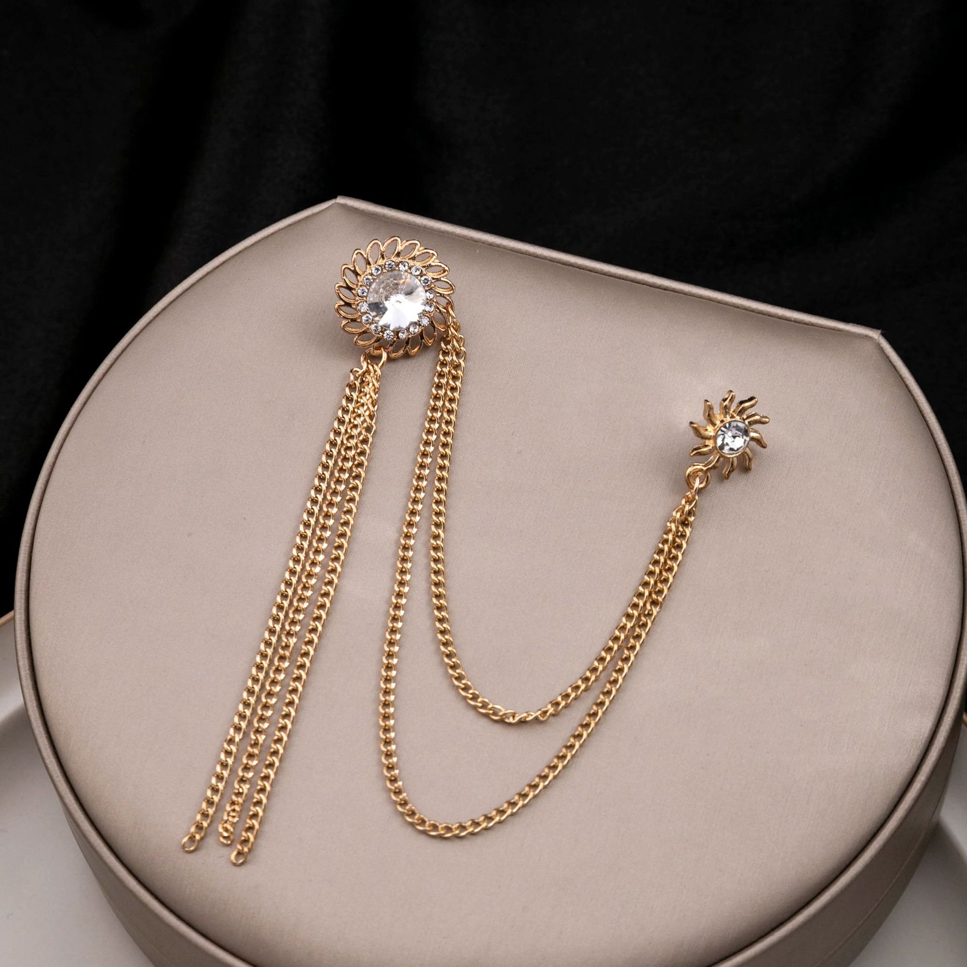 Men's suit accessories: Guitar note brooch, Chinese-style fan, hollowed-out double-tassel chain, diamond-encrusted brooch Specification drawing