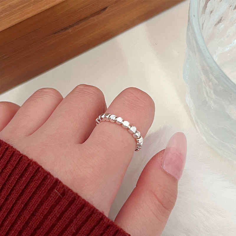 A fashionable plain ring for girls, a niche Instagram style, a cold and unique retro luxury ring for girls, a new style for girls in 2025 full figure