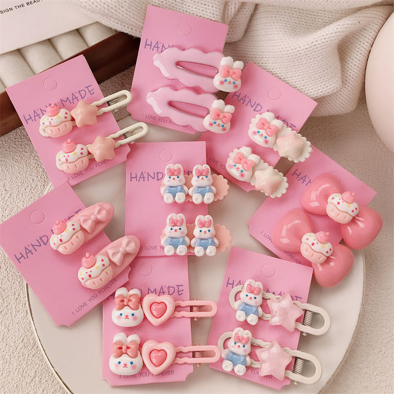 Cute cartoon pink children's hair clips, girls' bangs clips, broken hair clips, girls' forehead clips, hair clip clips are sold at a stall full figure
