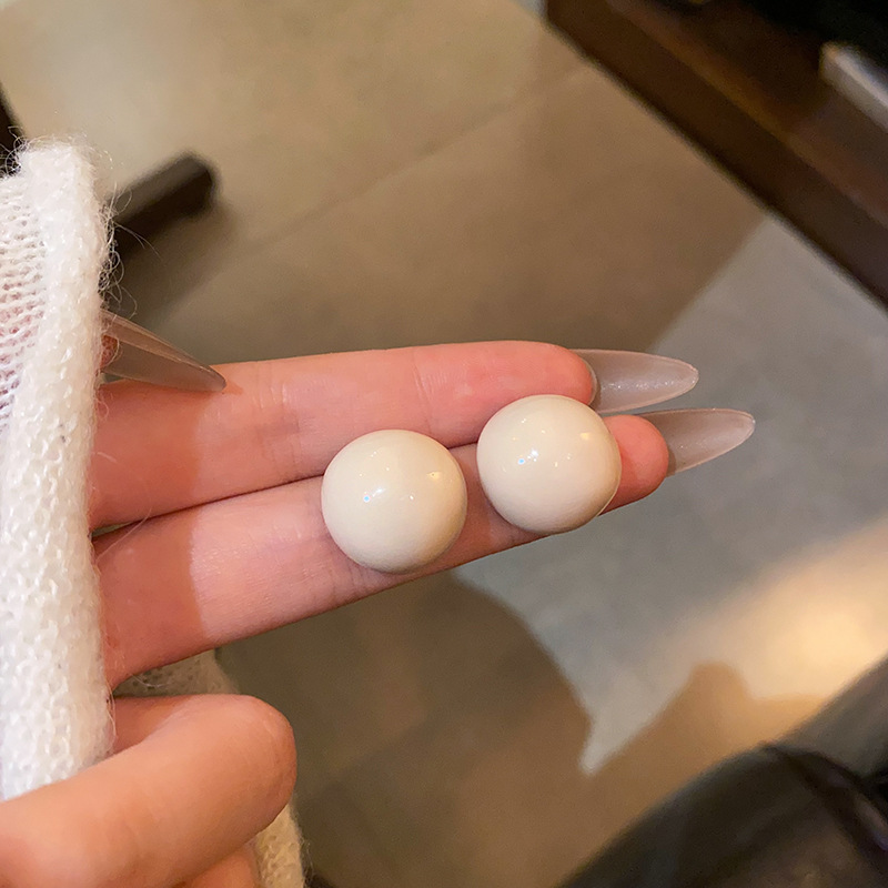 Milk white round bead earrings for women, Korean style, light luxury, niche and high-end earrings, versatile, elegant, simple and geometric earrings wholesale full figure