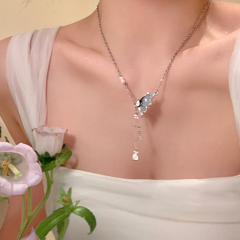 Zircon butterfly pearl necklace for women, a light luxury and high-end look, versatile and elegant collarbone chain, a sweet and popular neckchain accessory full figure