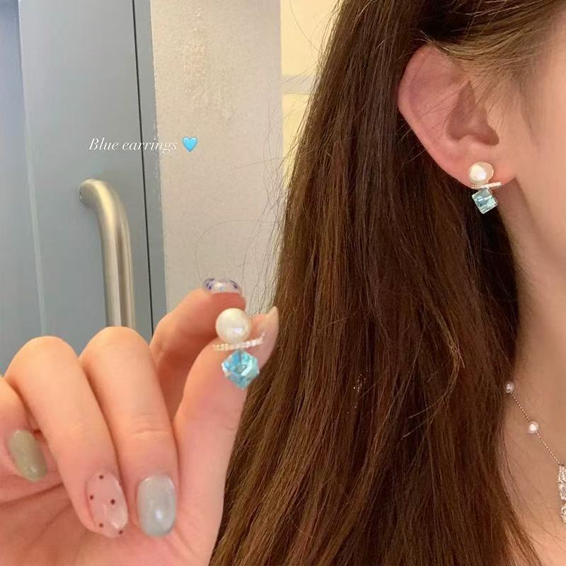 The blue crystal cube sugar pearl earrings are a light luxury, niche and high-end look for women. The stud earrings are unique and beautiful, and are popular earrings on the Internet full figure