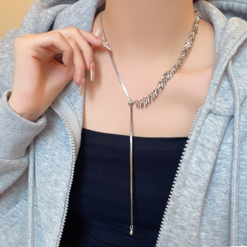 The cool-toned silver wheat ear pull-out necklace is a unique and high-end female collarbone chain with a light luxury feel. It is a trendy and popular accessory Application Scenario