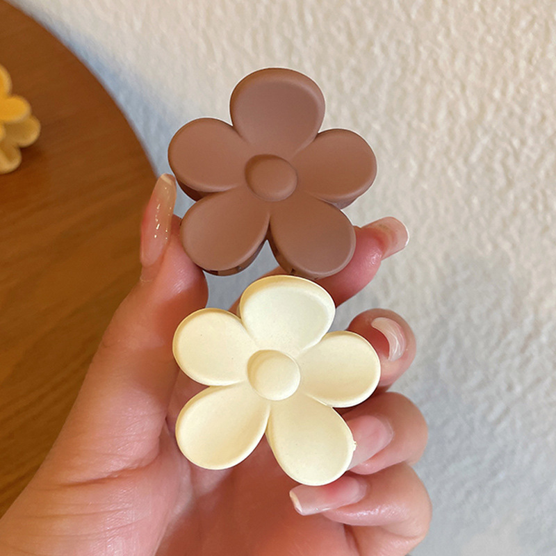 High ponytail fixed clip, small flower clip, shark clip at the back of the head, cute matte five-petal flower hairpin Application Scenario