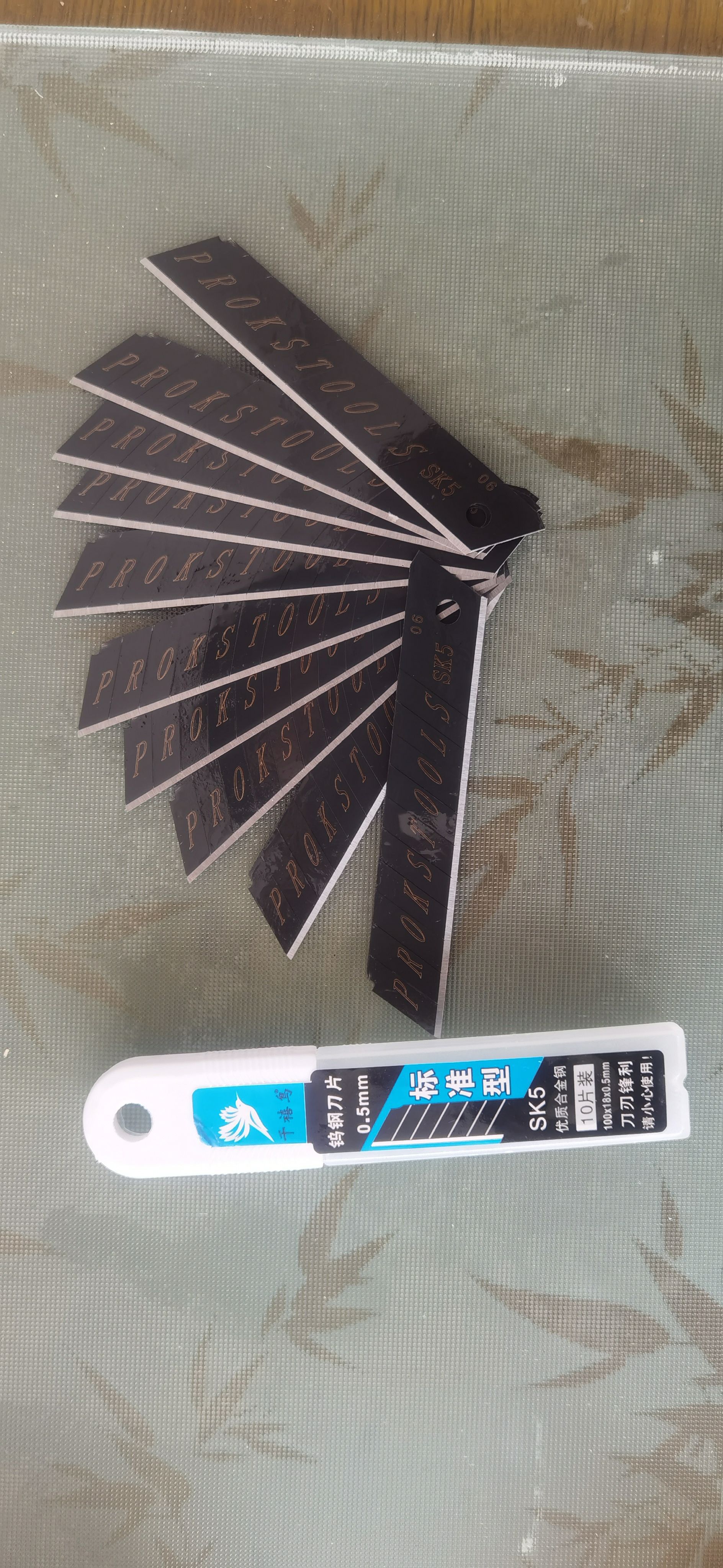 Factory wholesale 18mm large blade, graphic design blade, wallpaper blade, paper cutting blade, unpacking blade, large supply undefined