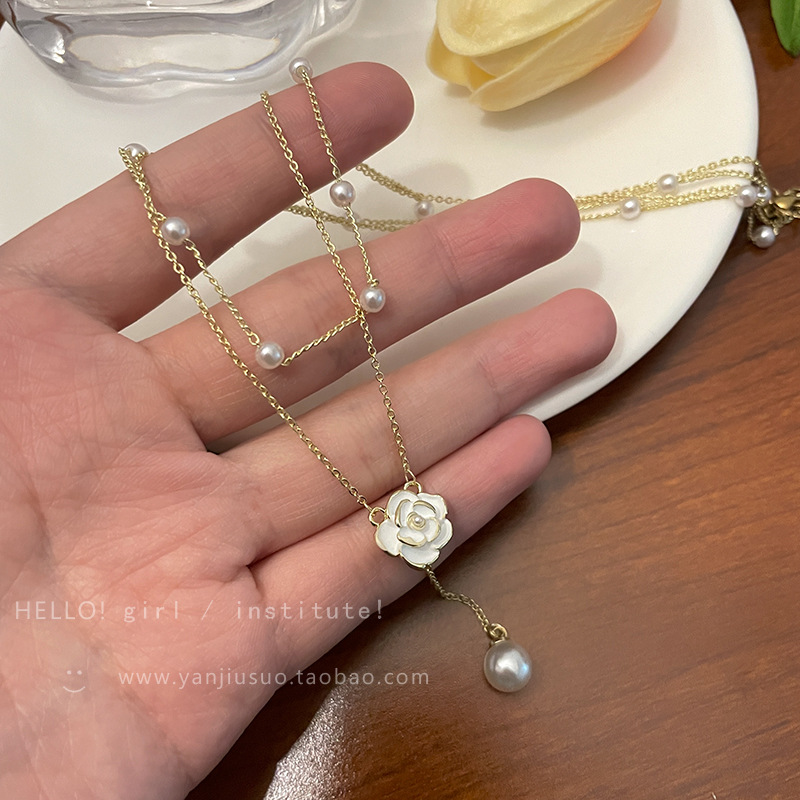 Wholesale of Korean light luxury, ultra-ethereal camellia pendant necklace for women with a high-end design sense and pearl collarbone chain accessories Application Scenario