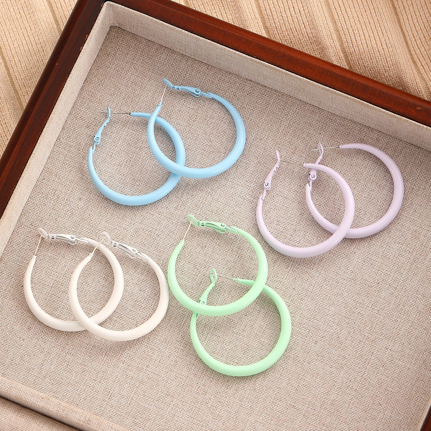 Retro color-blocking circle resin earrings, Hong Kong style, fashionable and niche atmosphere, spring and summer dopamine high-end stud earrings for women details Picture