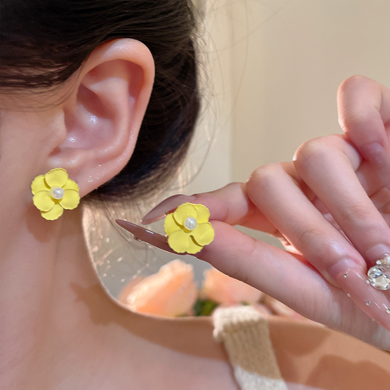 Yellow flower stud earrings, new summer 2025 versatile pearl earrings, vacation style, gentle forest-themed earrings for women details Picture