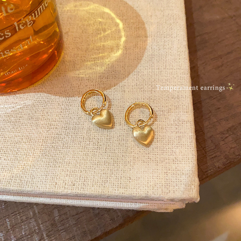 Golden brushed heart-shaped ear ring earrings for women, simple and fashionable commuting ear buckles, niche design sense, elegant stud earrings Specification drawing
