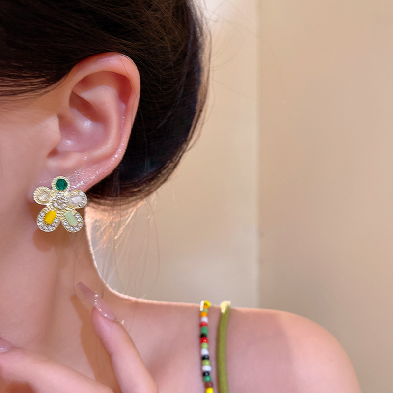 Diamond-encrusted asymmetrical flower stud earrings, elegant and fashionable European and American cross-border earrings, high-end and exquisite light luxury earrings Application Scenario