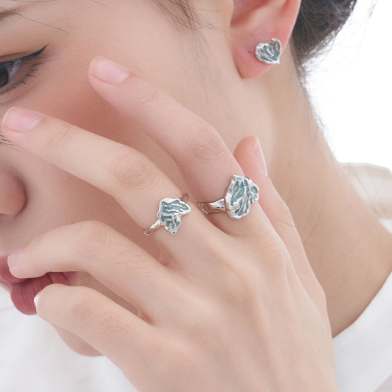 Irregular-textured pleated heart-shaped sea blue glazed open ring for women, a niche design with a cold and simple style Specification drawing