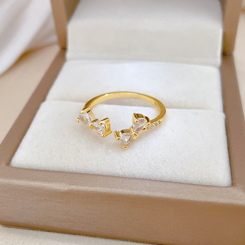 【 Real Gold 】 A simple Japanese-style wristband with adjustable opening and a bow-shaped full diamond ring for couples Application Scenario