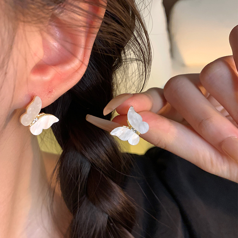 Sweet white mother-of-pearl butterfly stud earrings, unique and niche design for women in spring, high-end and light luxury earrings wholesale details Picture