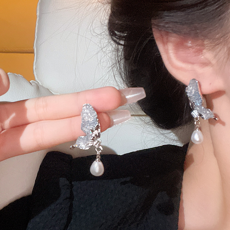 The super ethereal butterfly wing pearl tassel earrings are a light luxury and niche design for women, exuding a sense of sophistication. They are a hit earpiece that has become a social media sensation Specification drawing