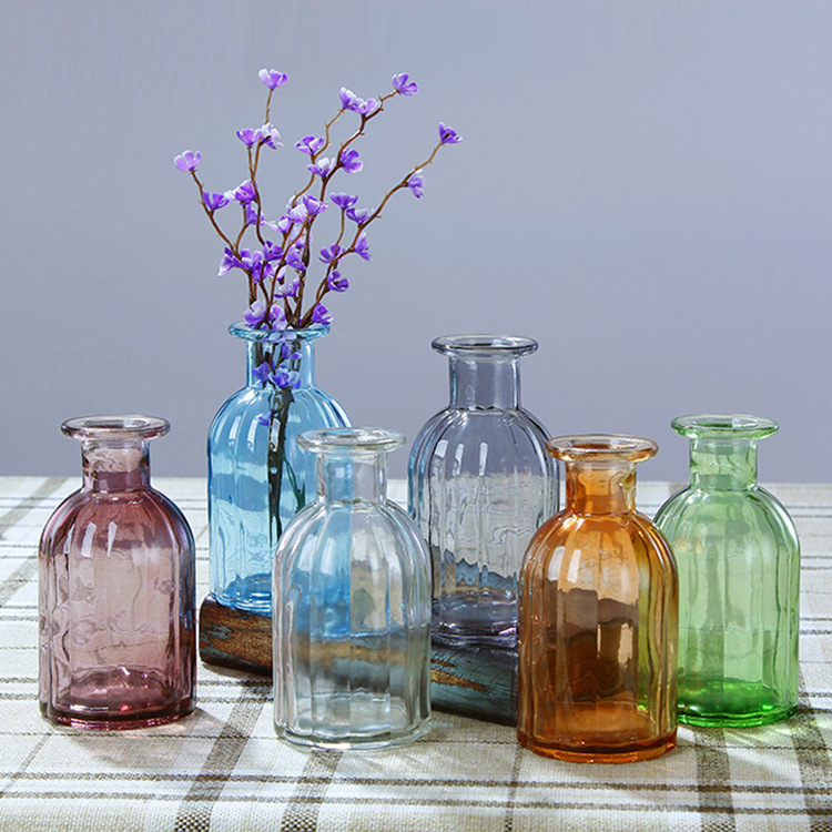 Small-mouthed one-piece vase, dried flower vase, computer desktop decorative item, colorful hydroponic vase Application Scenario