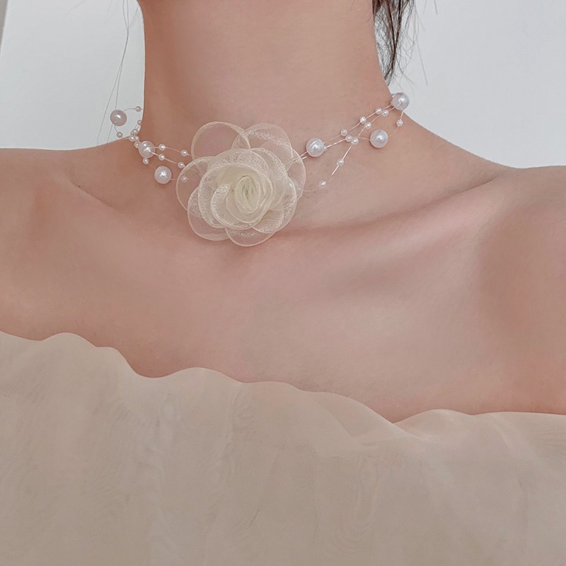 choker pearl necklace, a neck accessory with a light luxury and niche design, is a women's collarbone chain-style necklace that exudes elegance Application Scenario