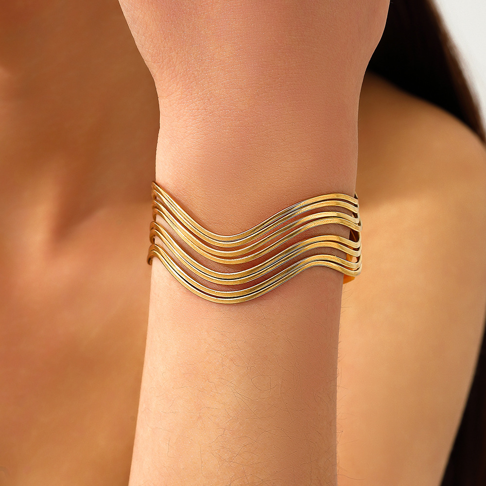 Original wavy line bracelet from Europe and America, electroplated with gold and irregularly set with diamonds, with an open opening, exudes a sense of luxury for women and does not fade full figure