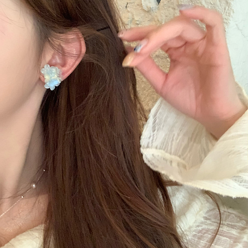 Summer clear blue, flower-patterned beaded earrings, light luxury and high-end style, elegant stud earrings, unique and beautiful earrings for women Specification drawing