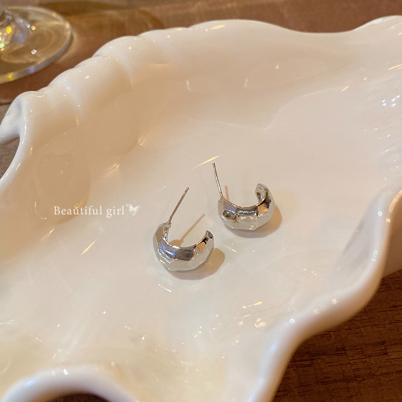 Cross-border European and American retro high-end hollow earrings for women, French trend gold-plated light luxury quality ring earrings for women Specification drawing