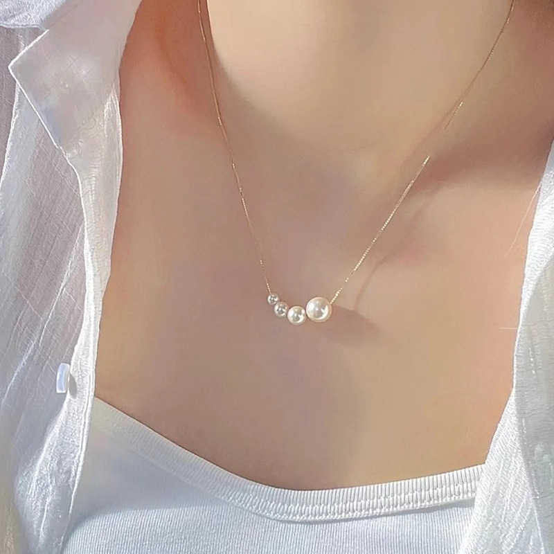 This simple and compact metal heart-shaped necklace is a niche design for women, featuring a light luxury collarbone chain accessory. It is a versatile and elegant necklace accessory full figure