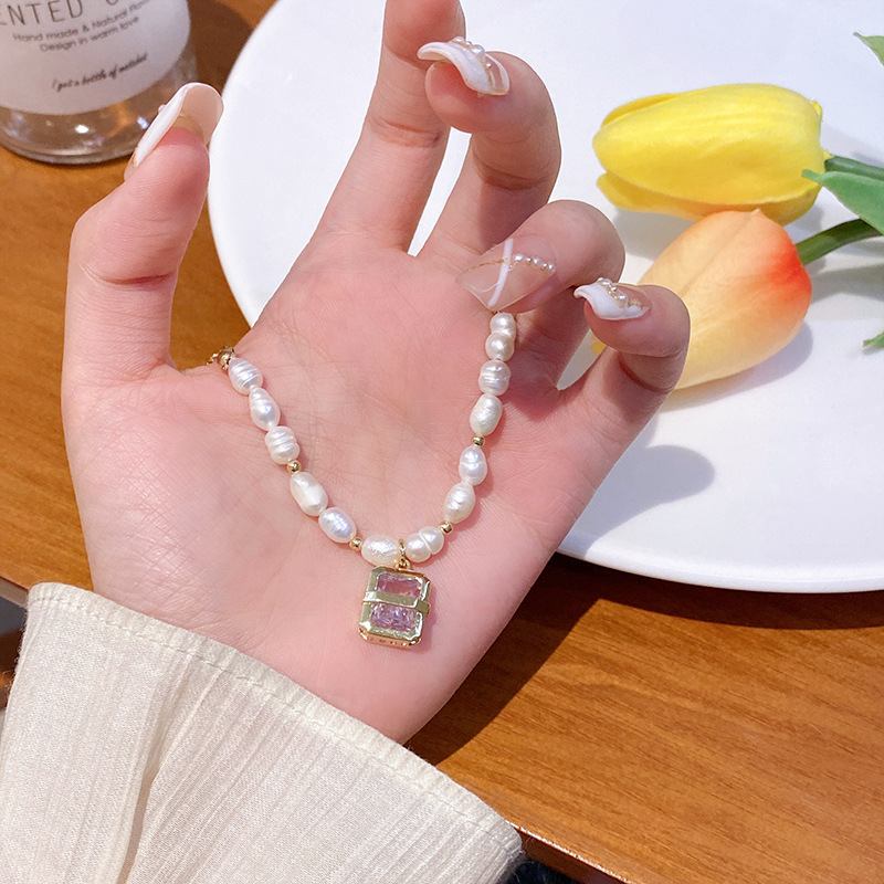 Light luxury and high-end pink zircon square titanium steel necklace, fashionable and versatile, elegant pearl collarbone chain necklace wholesale full figure